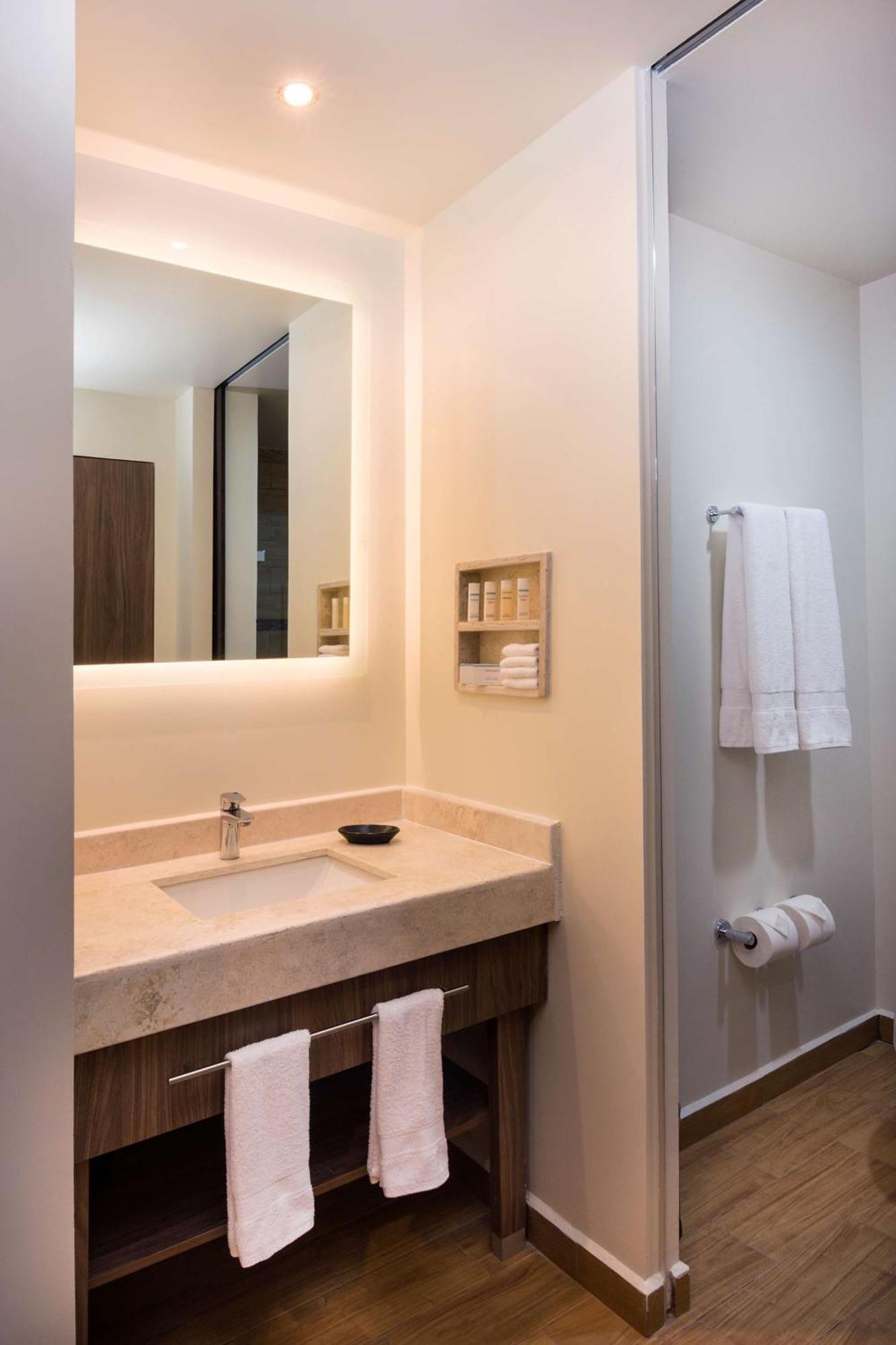 Hampton Inn & Suites By Hilton Salamanca Bajio Extérieur photo
