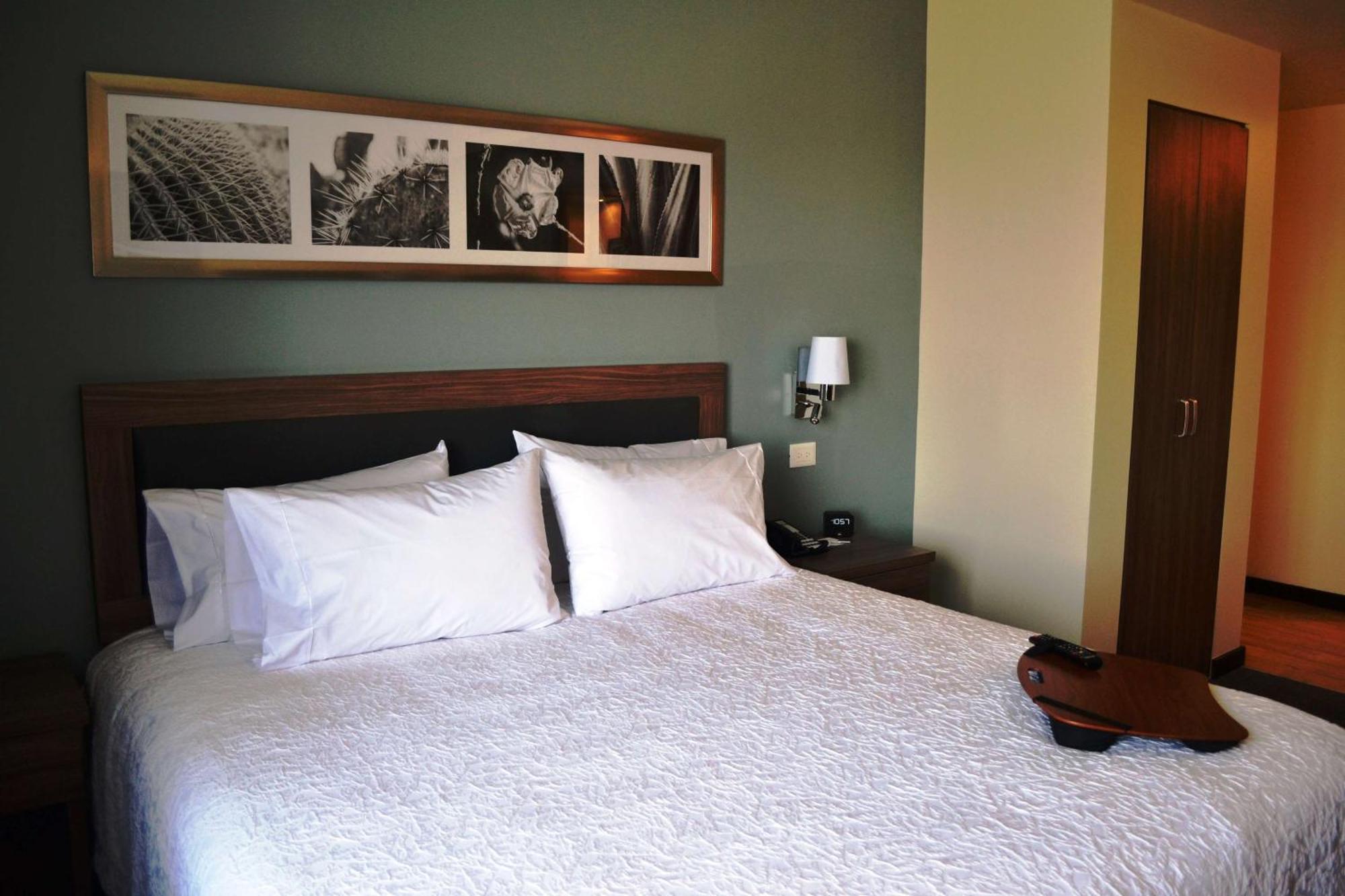 Hampton Inn & Suites By Hilton Salamanca Bajio Extérieur photo