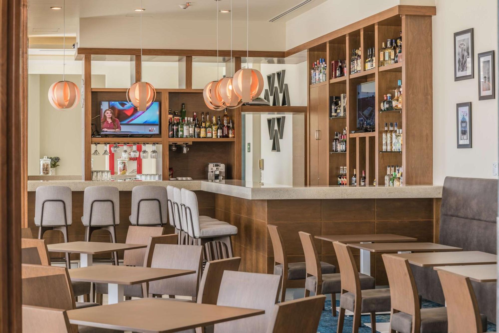 Hampton Inn & Suites By Hilton Salamanca Bajio Extérieur photo
